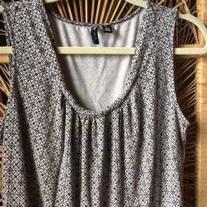 5/$25 RELATIVITY Sleeveless Pleated Chest Medallion Pattern Tank Top Petite Lg